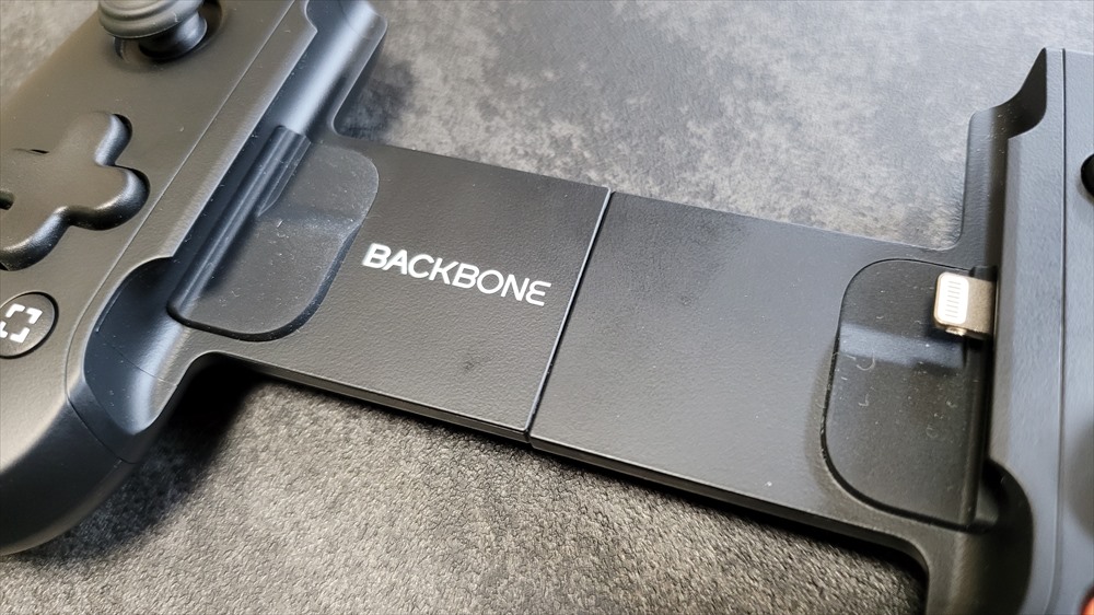 iPhone向けゲームコントローラー『Backbone One』、重すぎずデザインもシンプル PS4/5リモートプレイ用にも使いやすい｜スマホ辞典